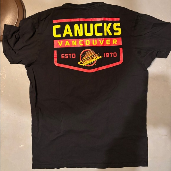 Vancouver Canucks graphic tee with retro design - Picture 2 of 2